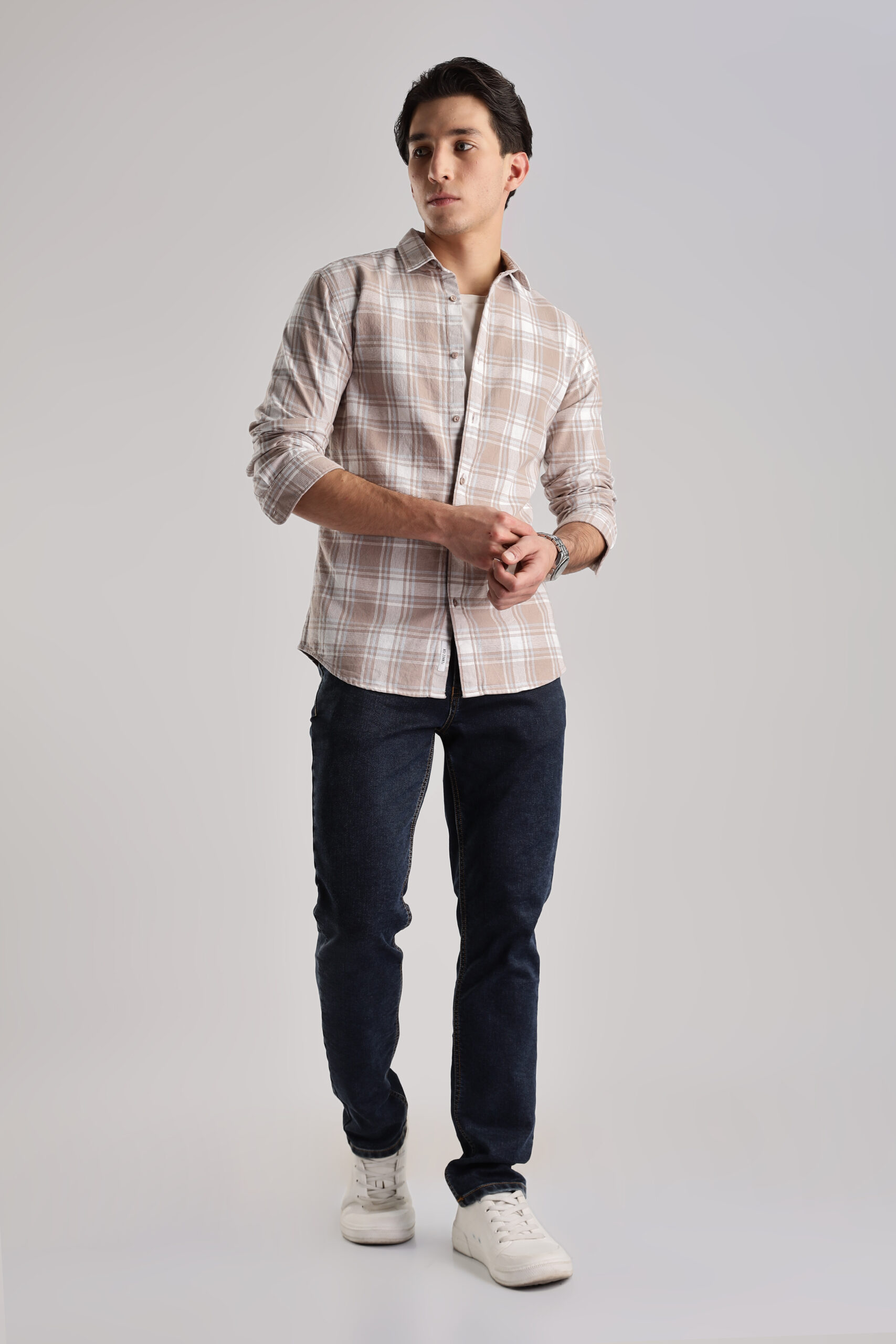 Trendy night blue denim jeans look